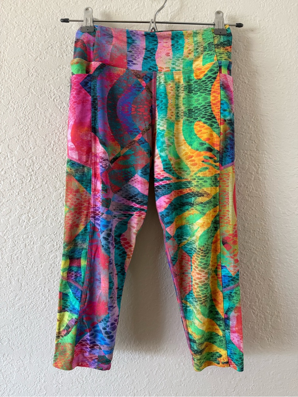 Dona Jo Vibrant Colorful Reptile Print Athletic Capri Leggings Size S Rainbow